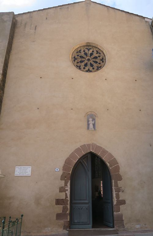 Le fronton et son portail